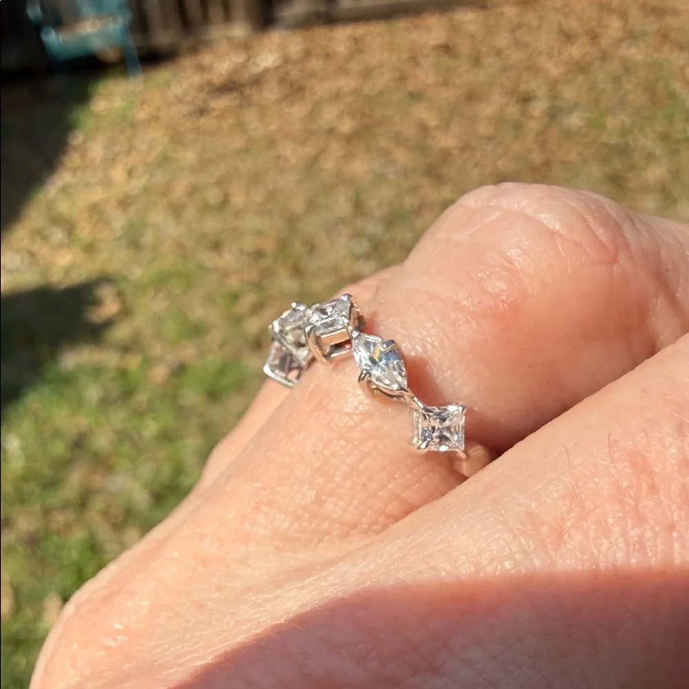 Elegant 925 Sterling Silver Diamond Ring - Picture 5 of 12